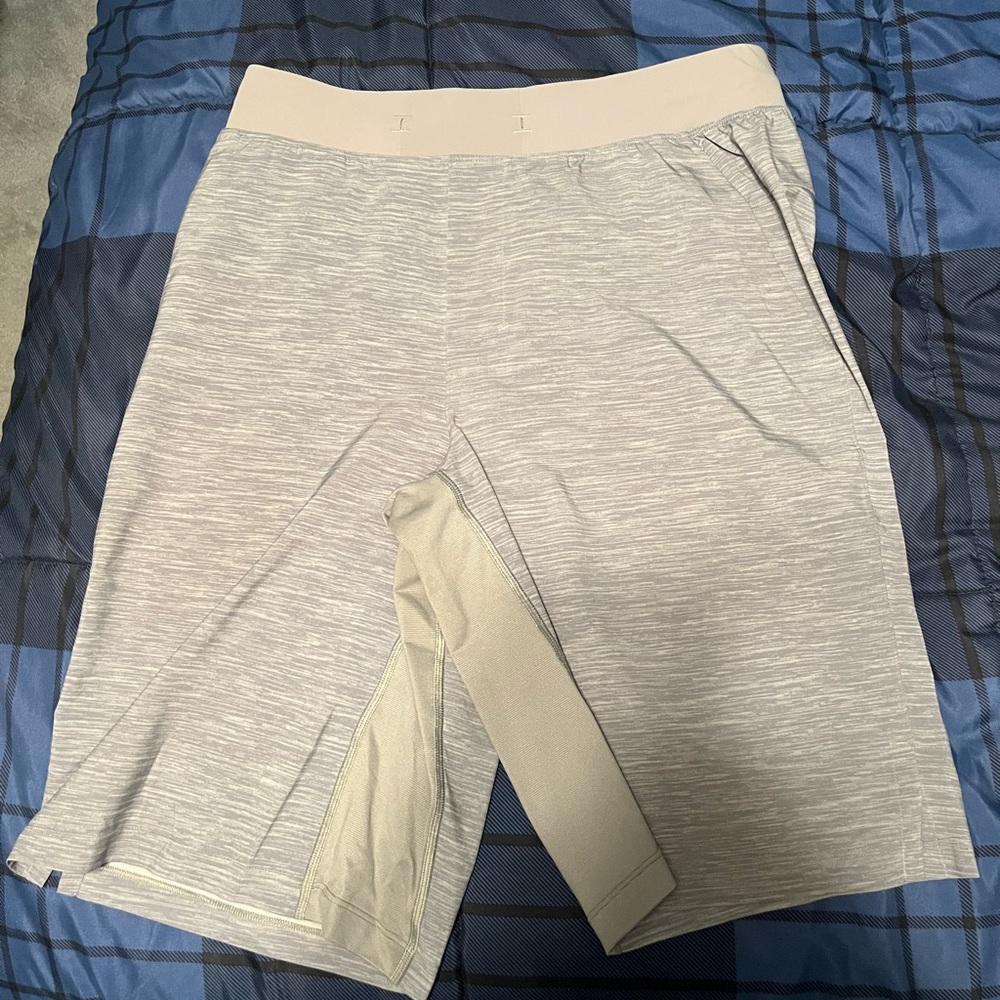 Mens Lululemon T.H.E Short Linerless 11 inch inseam Light gray/white big&tall